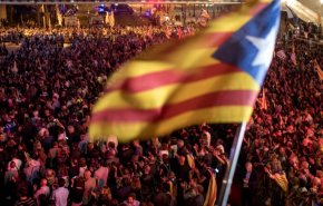 روز خونین کاتالونیا همزمان با برگزاری همه‌پرسی/پلیس به شعب رأی‌گیری یورش برد/دستکم ۴۶۰ نفر زخمی شده‌اند