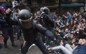 خشونت پلیس و احتمال شکایت کاتالان ها از دولت اسپانیا+عکس 