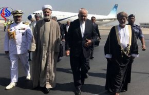 ظریف با استقبال رسمی همتای عمانی وارد مسقط شد