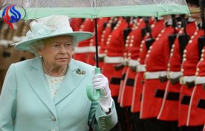 بالفيديو.. فتاة تحاول اقتحام القصر الذي تقيم فيه ملكة بريطانيا