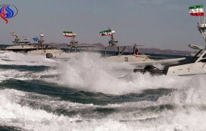 حرس الثورة الاسلامية يستعرض قدراته البحرية في الخليج الفارسي