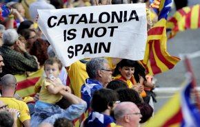 بالفيديو.. ضغوط دولية علی كتالونيا عشية إعلام الانفصال