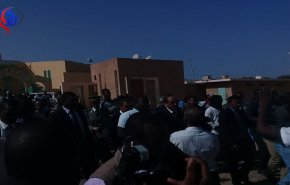 موريتانيا.. شباب يجبرون الرئيس على زيارة ملعب كرة قدم