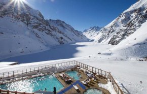 كيف ستشعر إذا غطست في بركة سباحة في جبال الألب السويسرية؟ (صور)