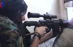 شاهد.. مقاتلات كرديات يخضن حرب شوارع في الرقة
