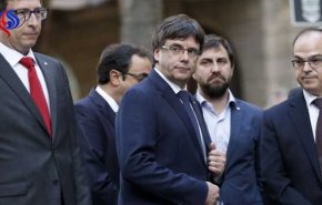 كاتالونيا تهدد بإعلان الإنفصال رسميا إذا علقت إسبانيا الحكم الذاتي 
