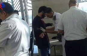 محمد صلاح نجم المنتخب المصري يخضع للتفتيش في المطار