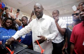 نجم الكرة جورج ويا يفوز بانتخابات الرئاسة في ليبيريا