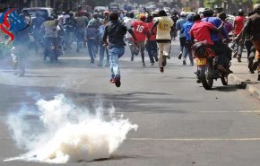 شرطة كينيا تستخدم الغاز المسيل للدموع لتفريق متظاهرين