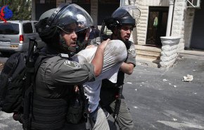 قوات الاحتلال تعتقل 15 فلسطينيا خلال مداهمات نفذتها في الضفة الغربية