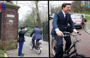 بالصور .. رئيس وزراء هولندا يذهب للقاء الملك بالدراجة الهوائية