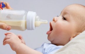 أب يتوصل إلى طريقة مبتكرة لتقديم الحليب لطفله الرضيع!