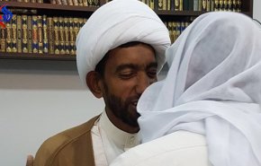 عالم دين بحريني يعانق الحرية بعد عامين قضاهما في السجن 