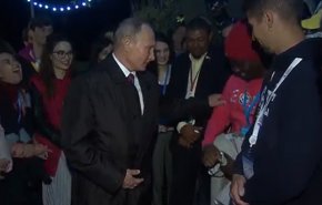 شاهد.. بوتين لشاب: أقرصني إذا لا تصدق بأنني حقيقي!