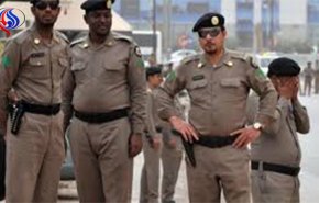  فيديو.. شابان سعوديان يعتديان على رجل أمن في الرياض!