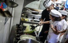 “الشيف الصغير”..معلم الأطفال الفلسطينين في فنون الطهي 
