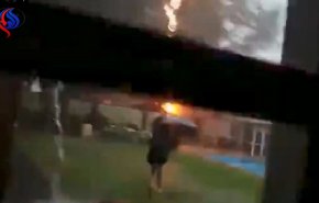 فيديو مخيف .. لحظة تعرّض طفل لصاعقة تحت المطر!