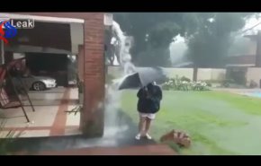 شاهد لحظة تعرض طفل لصاعقة تحت المطر!