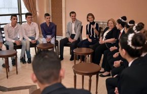 بالصور..الرئيس الأسد وزوجته يستقبلان أبناء الشهداء المتفوقين
