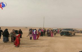 بالصور.. مدنيون عراقيون يغادرون مناطقهم استجابة لنداء القوات الأمنية