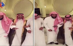 شاهد.. داعية سعودي يشعل “تويتر” بـ“وصلة رقص” في حفل غنائي