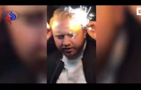 بالفيديو... شاب متهور يحرق شعره أثناء اللعب بالألعاب النارية