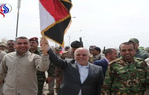 العبادي يرفع علم العراق فوق منفذ حصيبة الحدودي