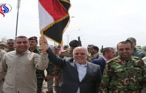 العبادی پرچم عراق را بر فراز گذرگاه  مرزی حصیبه برافراشت