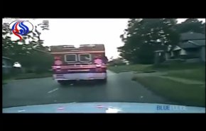 شاهد بالفيديو... لص يسرق سيارة إسعاف بداخلها مريض ومسعفون