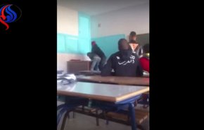بالفيديو.. تلميذ يضرب معلما في المغرب !