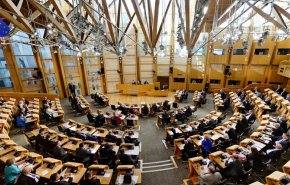 پارلمان اسکاتلند بعد از کشف بسته‌های مشکوک، تخلیه شد