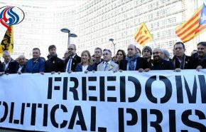 200 رئيس بلدية كتالوني يتظاهرون دعما لحكومة الانفصال المقالة