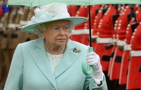الملكة إليزابيث تستثمر أموالها في صندوق يمارس الربا