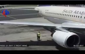 بالفيديو ... عامل يطير في الهواء بسبب محرك طائرة