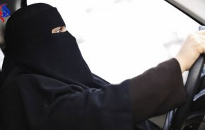 بالفيديو.. امرأة سعودية تقتحم بسيارتها محلاً للملابس في جدة!
