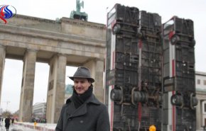 بالصور.. ثلاث حافلات عمودية..هذا ما شيّده فنان سوري في برلين والسبب؟ 