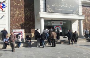 شاهد بالفيديو: آلاف الايرانيين يتبرعون بالدم لإسعاف جرحى الزلزال
