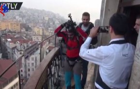بالفيديو...لحظة قفز شاب تركي من أعلى برج تاريخي