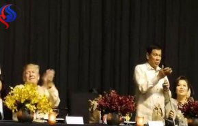 شاهد.. رئيس الفلبين يؤدي أغنية رومانسية لـ