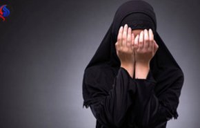 فيديو.. معلمة تثیر غضبا عارما بعد خلعها حجاب طالبة أمام زملائها