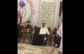 شاهد.. أمير قطر يحضر زفاف نجل جندي قطري قتلته السعودية