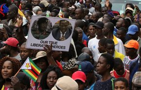 موكب موغابي يغادر مقره في العاصمة وحشود تودعه بالاستهجان والسخرية