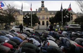 فرنسا تعرقل صلاة “المسلمين” بالشوارع