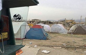 نصب تلفن‌ همگانی در کنار چادر زلزله زدگان