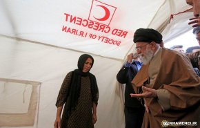 حضور رهبر انقلاب در چادرهای اسکان زلزله‌زدگان در روستای کوئیک کرمانشاه
