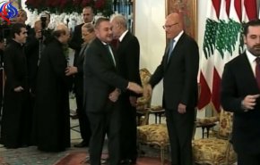 بالفيديو... ما حقيقة عدم مصافحة سعد الحريري للسفير السوري في لبنان؟!