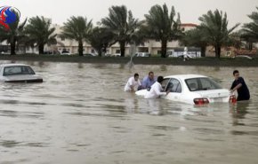 شاهد؛ سعودي يسخر من الطريقة الغريبة لتصريف مياه السيول بجدة