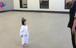 بالفيديو.. طفلة صغيرة تبهر الجميع بأدائها تدريب تايكوندو