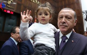 فيديو.. هذا ما فعله أردوغان مع طفلة قاطعت خطابه