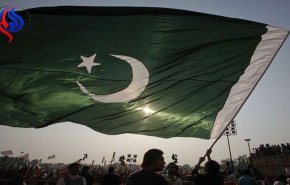الحكومة الباكستانية تدعو الجيش لتفريق محتجين